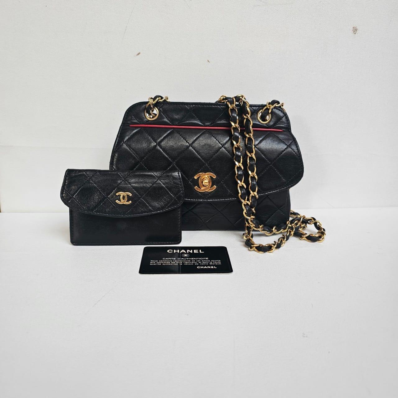 Chanel Schwarze gesteppte Mini-Klappentasche aus Lammfell im Angebot 7