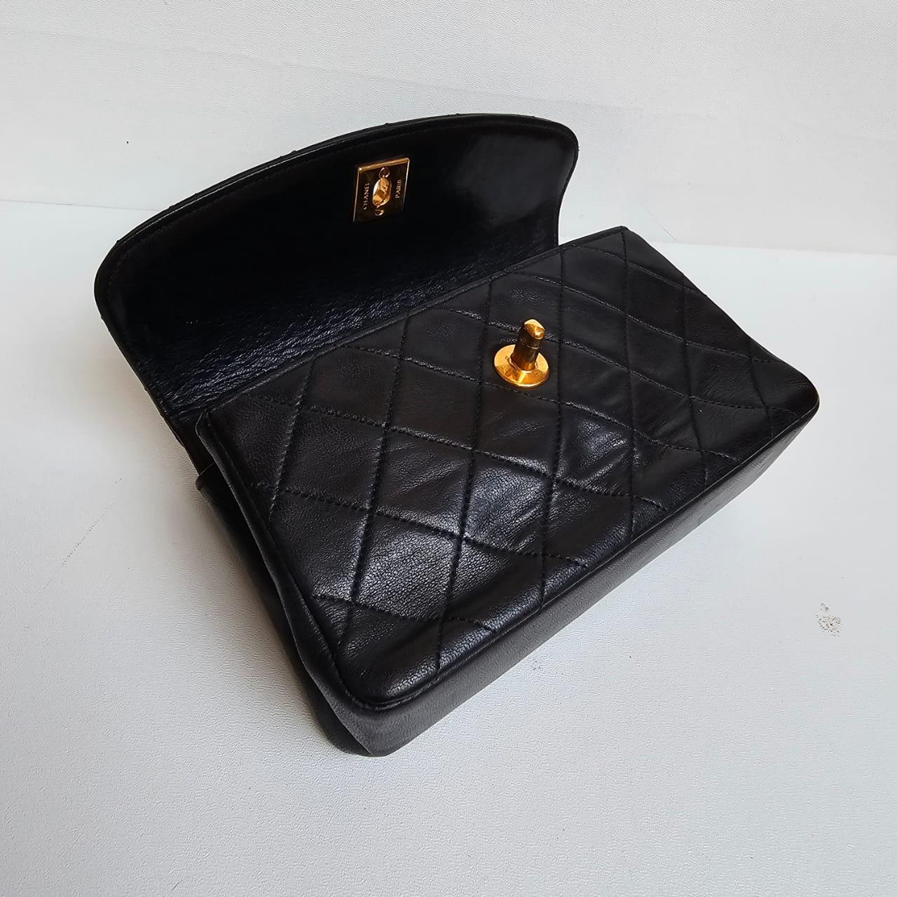 Chanel Schwarze gesteppte Mini-Klappentasche aus Lammfell im Angebot 11