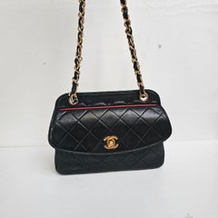 Chanel Schwarze gesteppte Mini-Klappentasche aus Lammfell