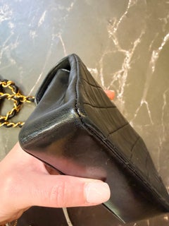 Sac Chanel vintage « Série 1 » ultra-mini à rabat, en cuir d'agneau noir, avec finitions dorées