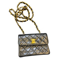 Sac Chanel vintage « Série 1 » ultra-mini à rabat, en cuir d'agneau noir, avec finitions dorées