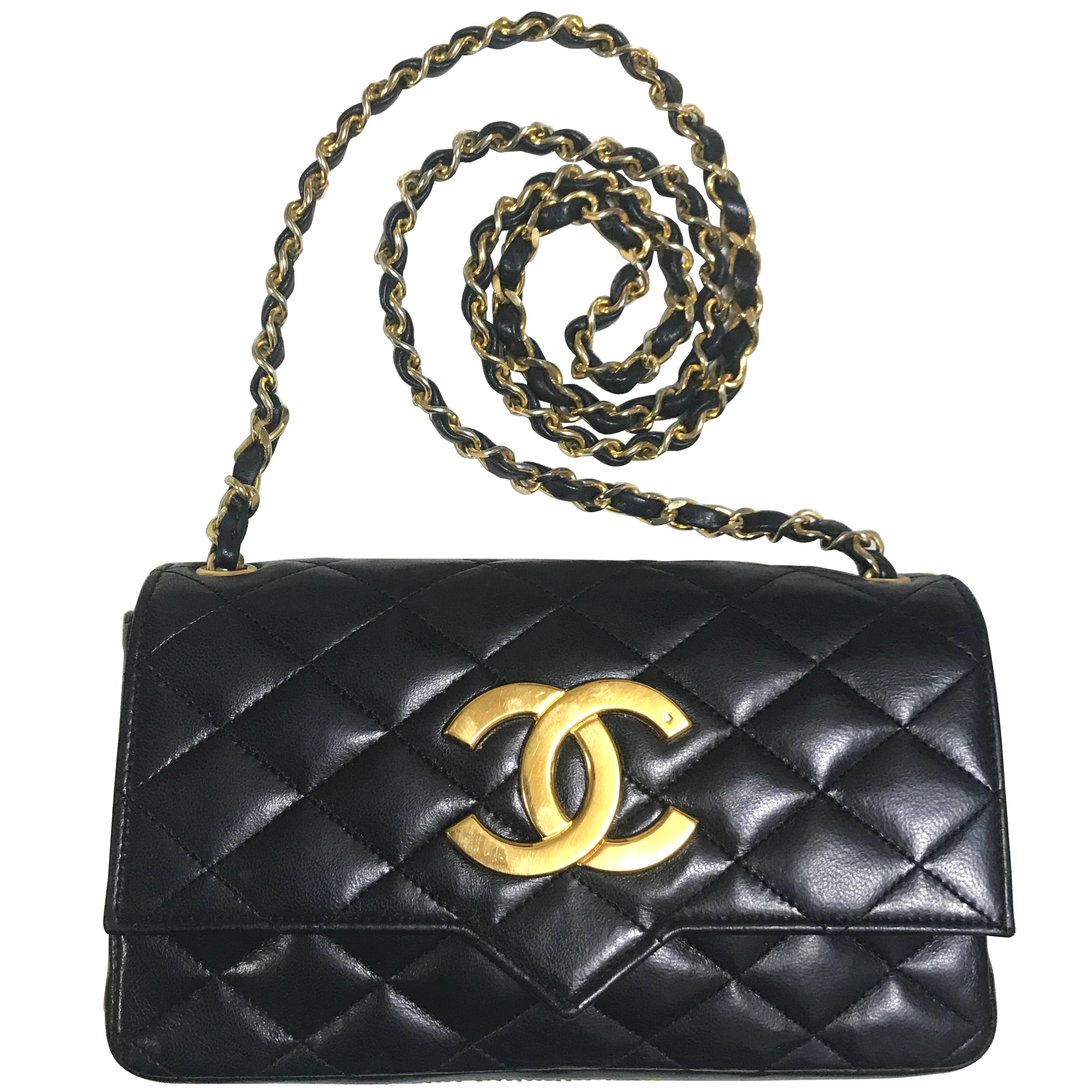 vintage CHANEL black lambskin shoulder bag with golden large CC logo motif.
