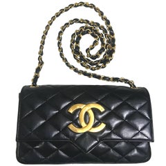 Vintage CHANEL black lambskin shoulder bag with golden large CC logo motif.