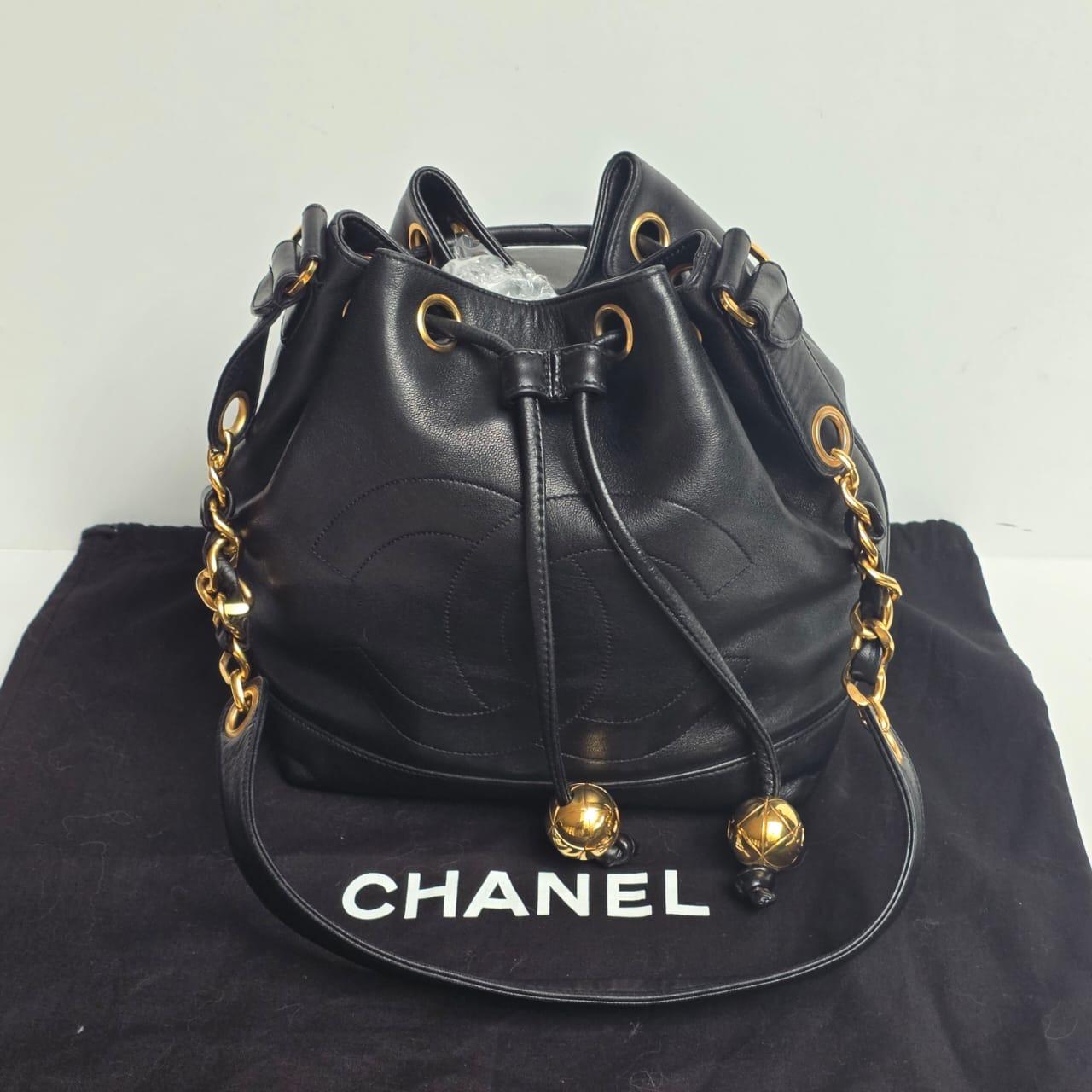 Vintage Chanel Black Lambskin Timeless CC Drawstring Hobo Shoulder Bag In Good Condition In Jakarta, Daerah Khusus Ibukota Jakarta