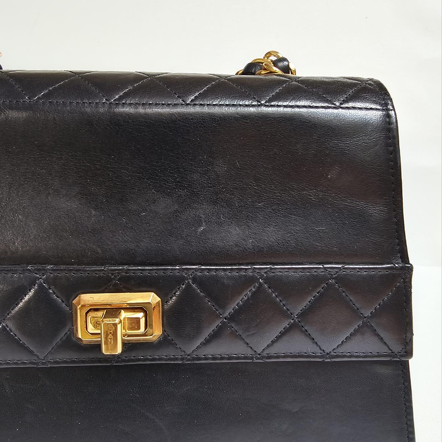 Chanel Vintage Schwarze Trapezförmige Reissue Umhängetasche aus Lammfell im Angebot 9