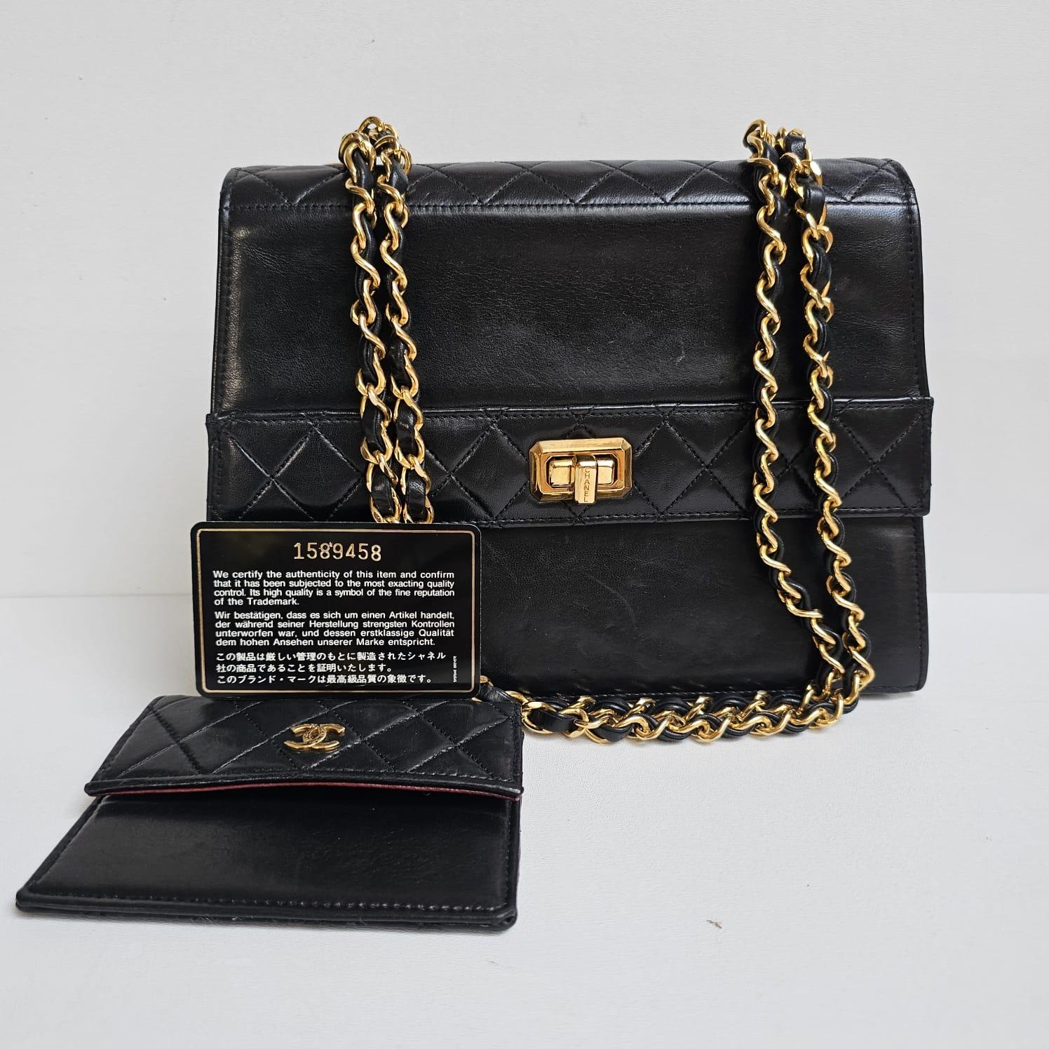 Chanel Vintage Schwarze Trapezförmige Reissue Umhängetasche aus Lammfell im Angebot 14