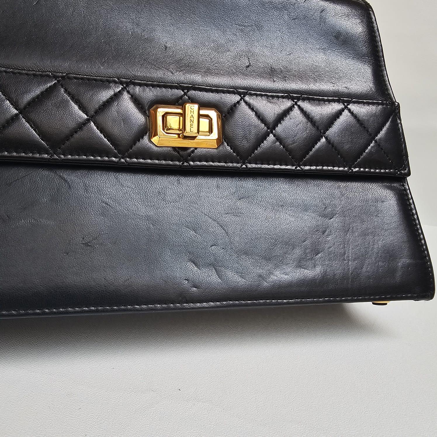 Chanel Vintage Schwarze Trapezförmige Reissue Umhängetasche aus Lammfell für Damen oder Herren im Angebot