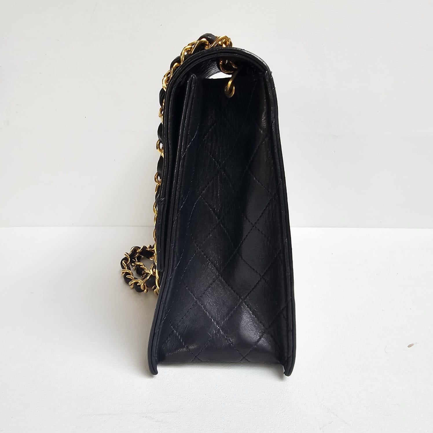 Chanel Vintage Schwarze Trapezförmige Reissue Umhängetasche aus Lammfell im Angebot 1