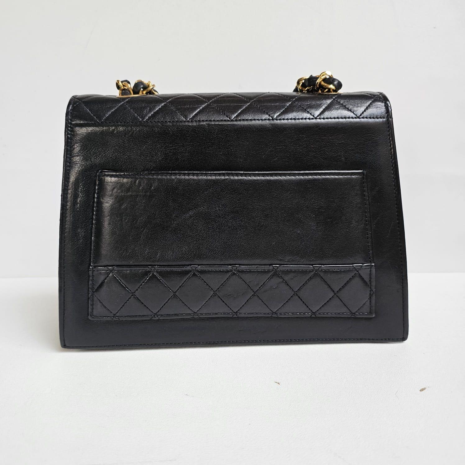 Chanel Vintage Schwarze Trapezförmige Reissue Umhängetasche aus Lammfell im Angebot 3