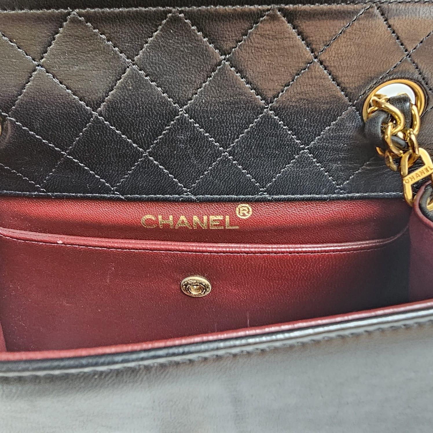 Chanel Vintage Schwarze Trapezförmige Reissue Umhängetasche aus Lammfell im Angebot 4