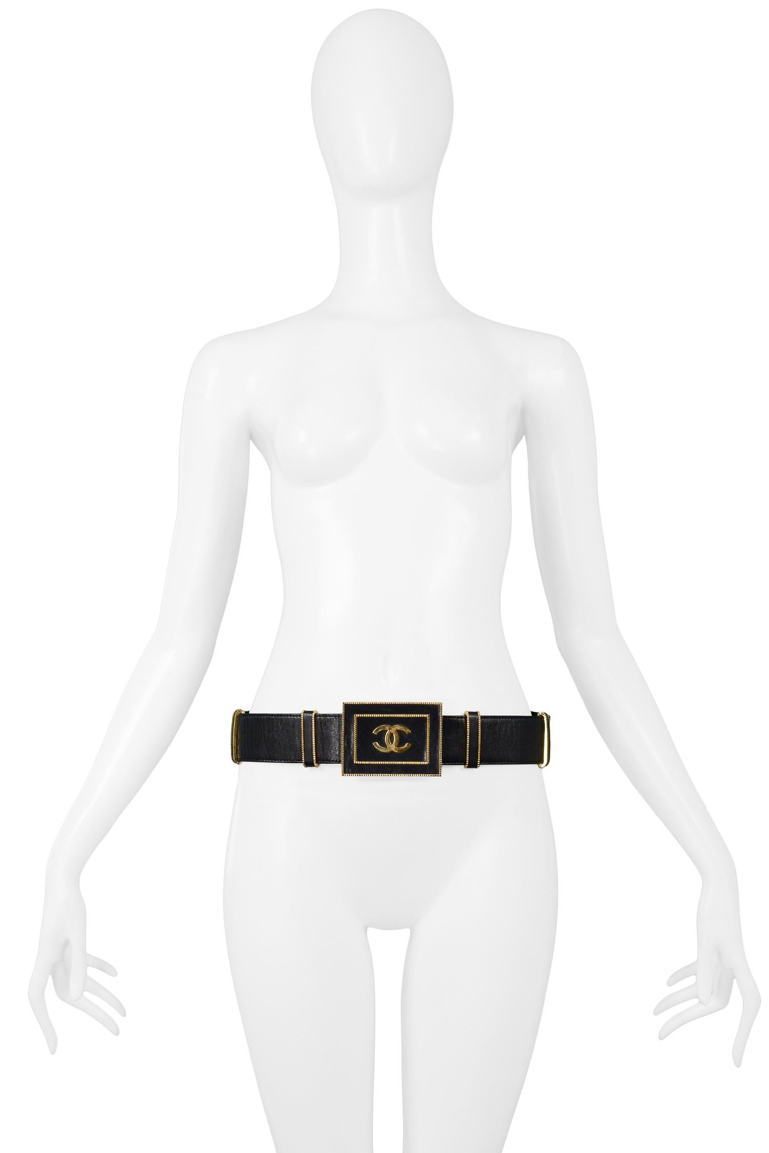 Black leather Chanel belt with iconic gold CC logo on rectangular buckle and gold trim on buckle and belt loops. 

Excellent Vintage Condition.

Size: 80 CM

Measurements:
Length 31.5