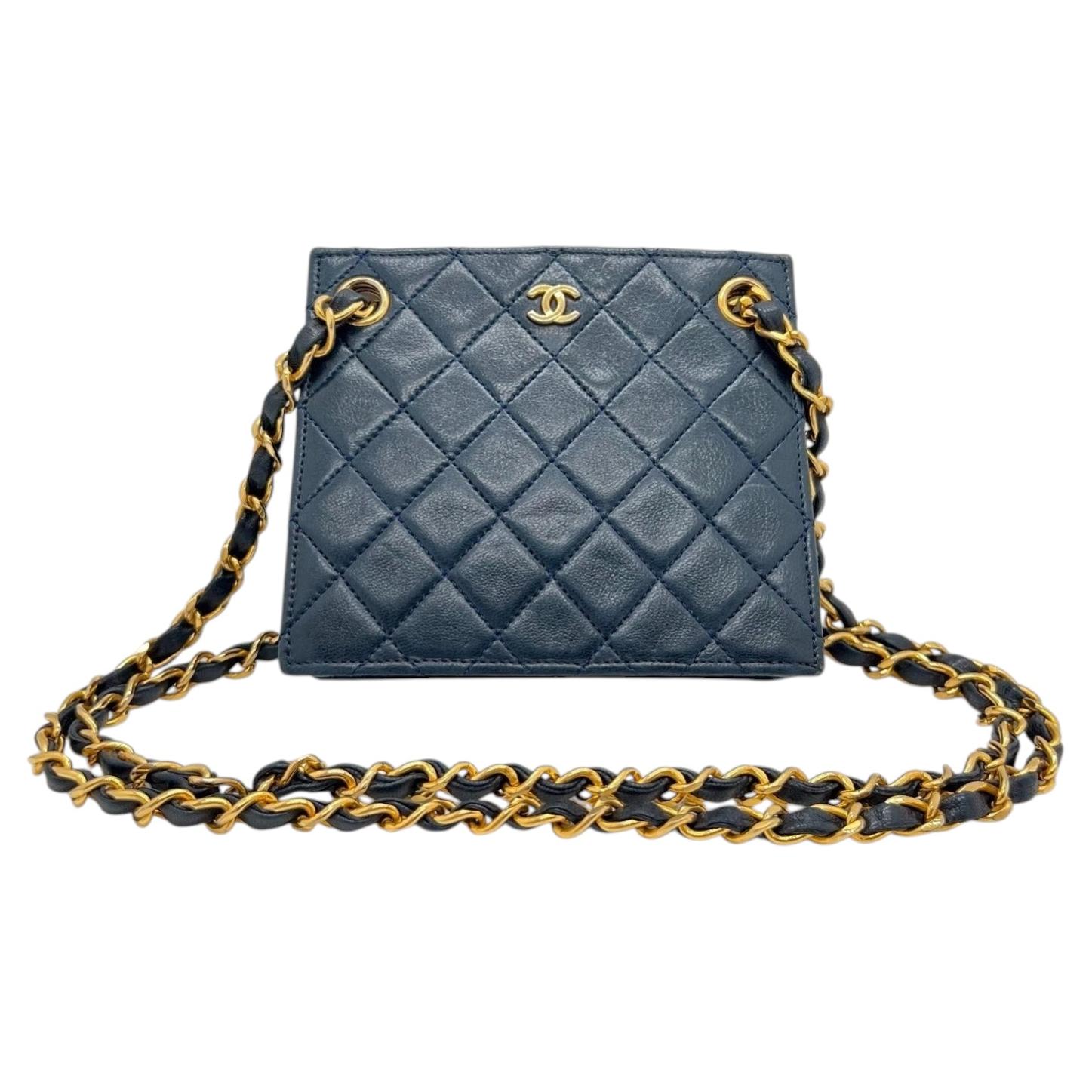 Mini borsa quadrata vintage Chanel in pelle nera con dettagli dorati, da portare a tracolla