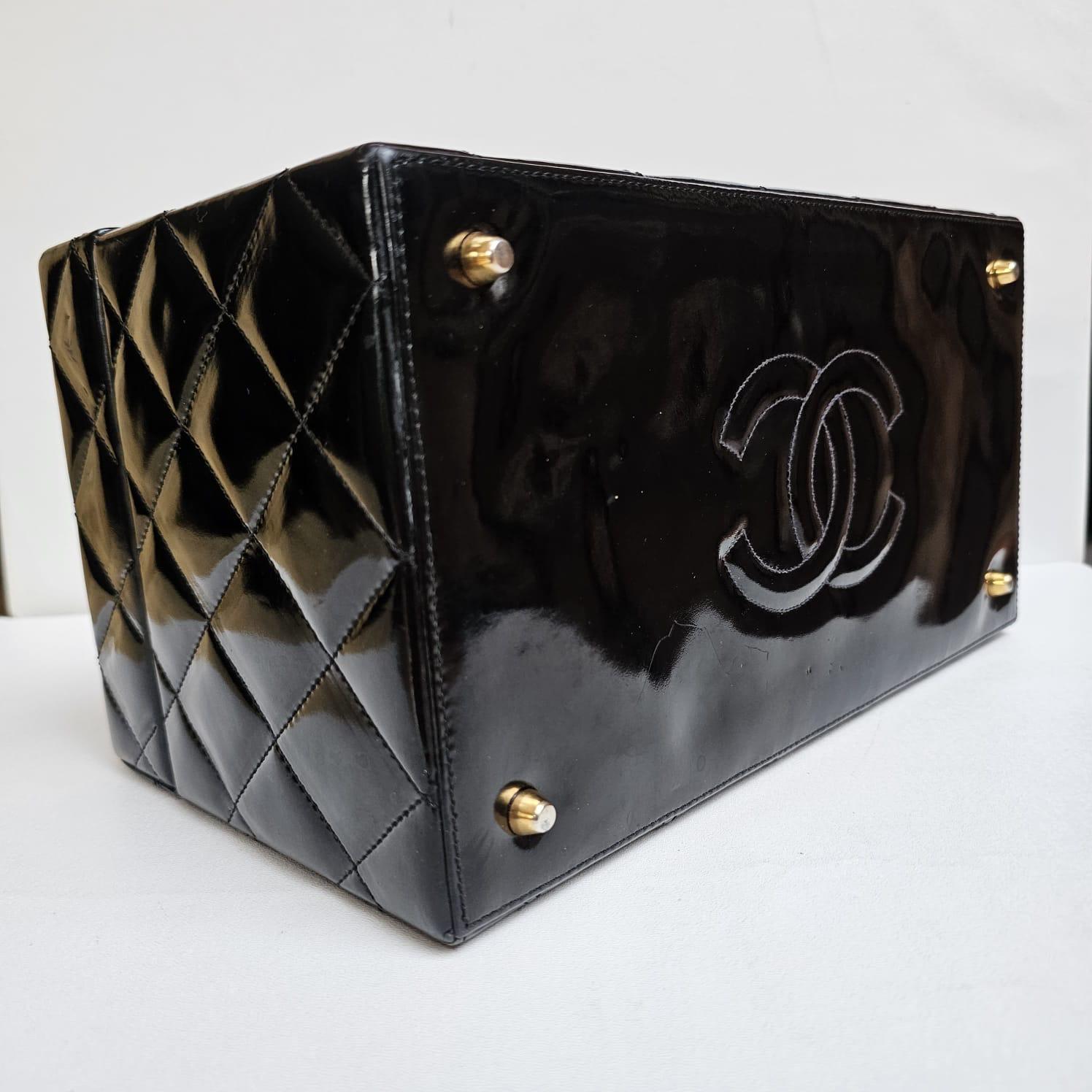 Vintage Chanel Black Patent Quilted Vanity Box Bag For Sale 2