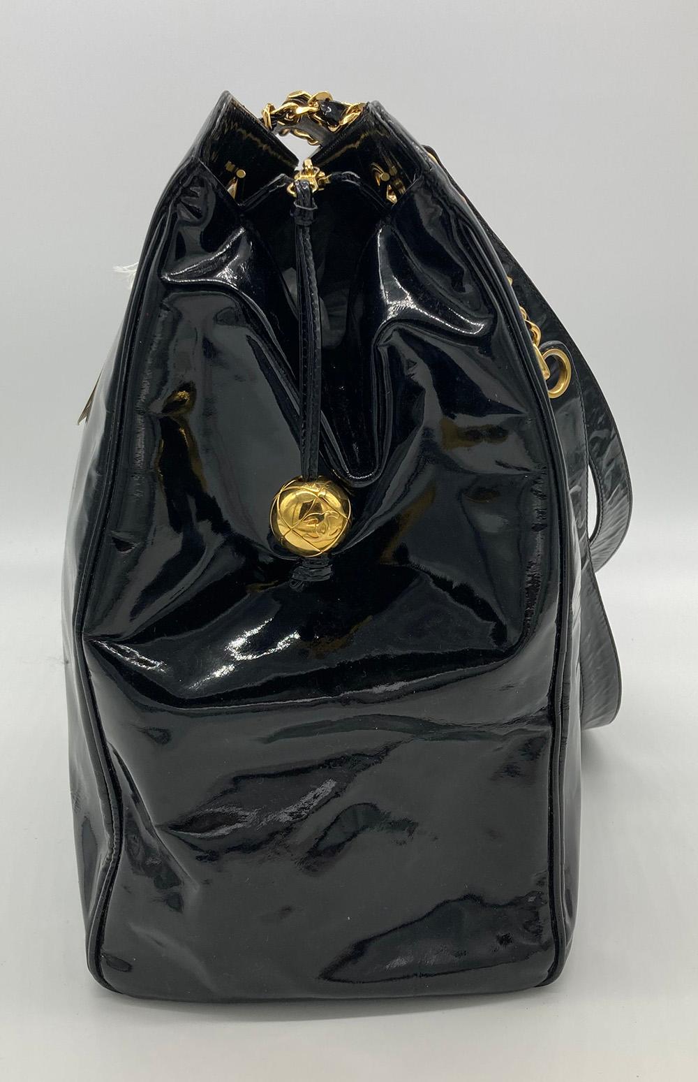 Vintage Chanel Black Patent XL Weekender Super Model Tote in gutem Zustand. Schwarzes Lackleder außen mit gewebtem Leder und Kettenlackleder-Schulterriemen und goldener Hardware im zeitlosen Vintage-Supermodell-Weekender-Stil. Gesticktes CC-Logo