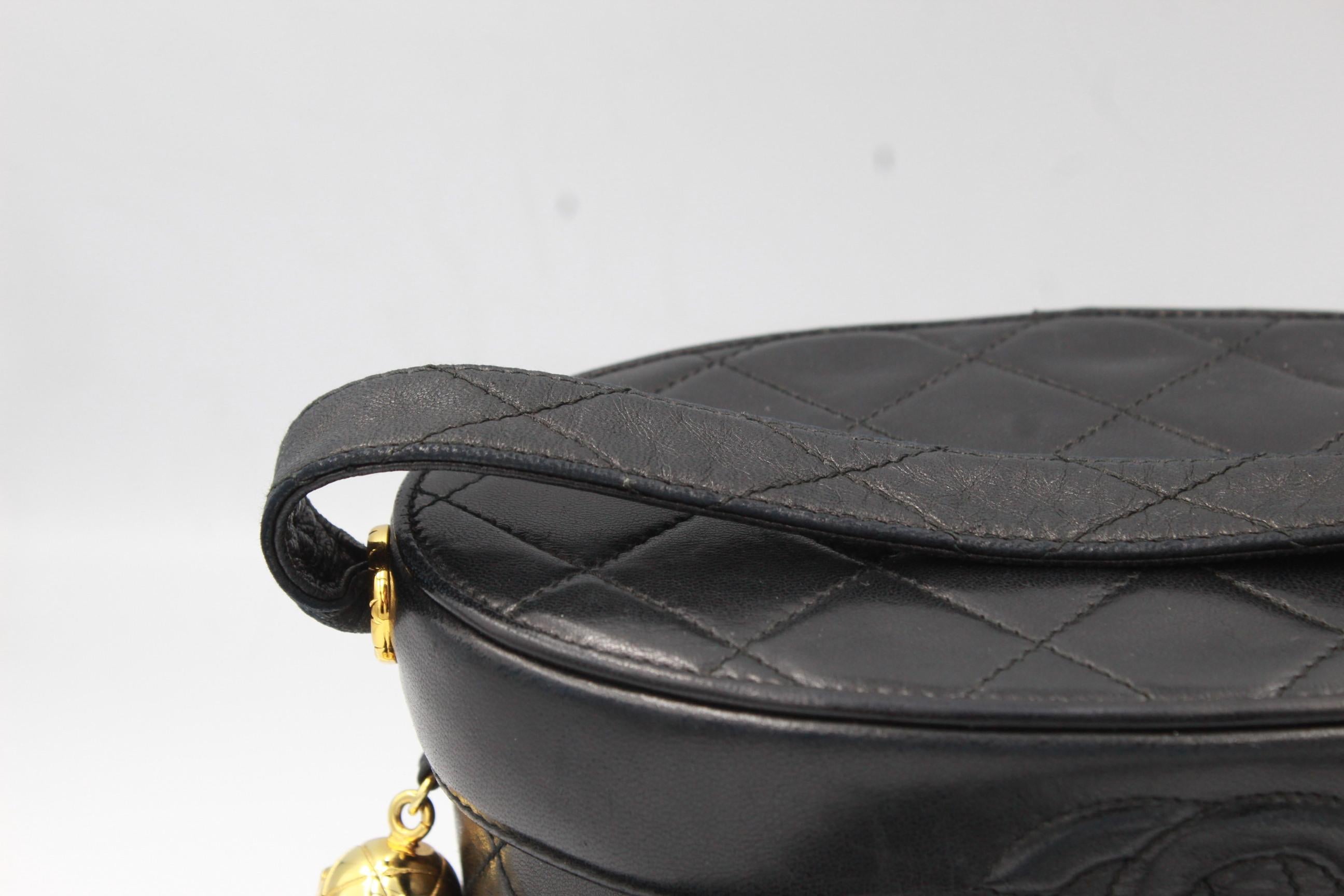 Vintage Chanel Black Quilted Bag with Tassel and Mirror In Good Condition In Paris, FR