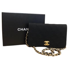Chanel - Sac à rabat porté épaule vintage en jersey matelassé noir avec chaîne et chaîne