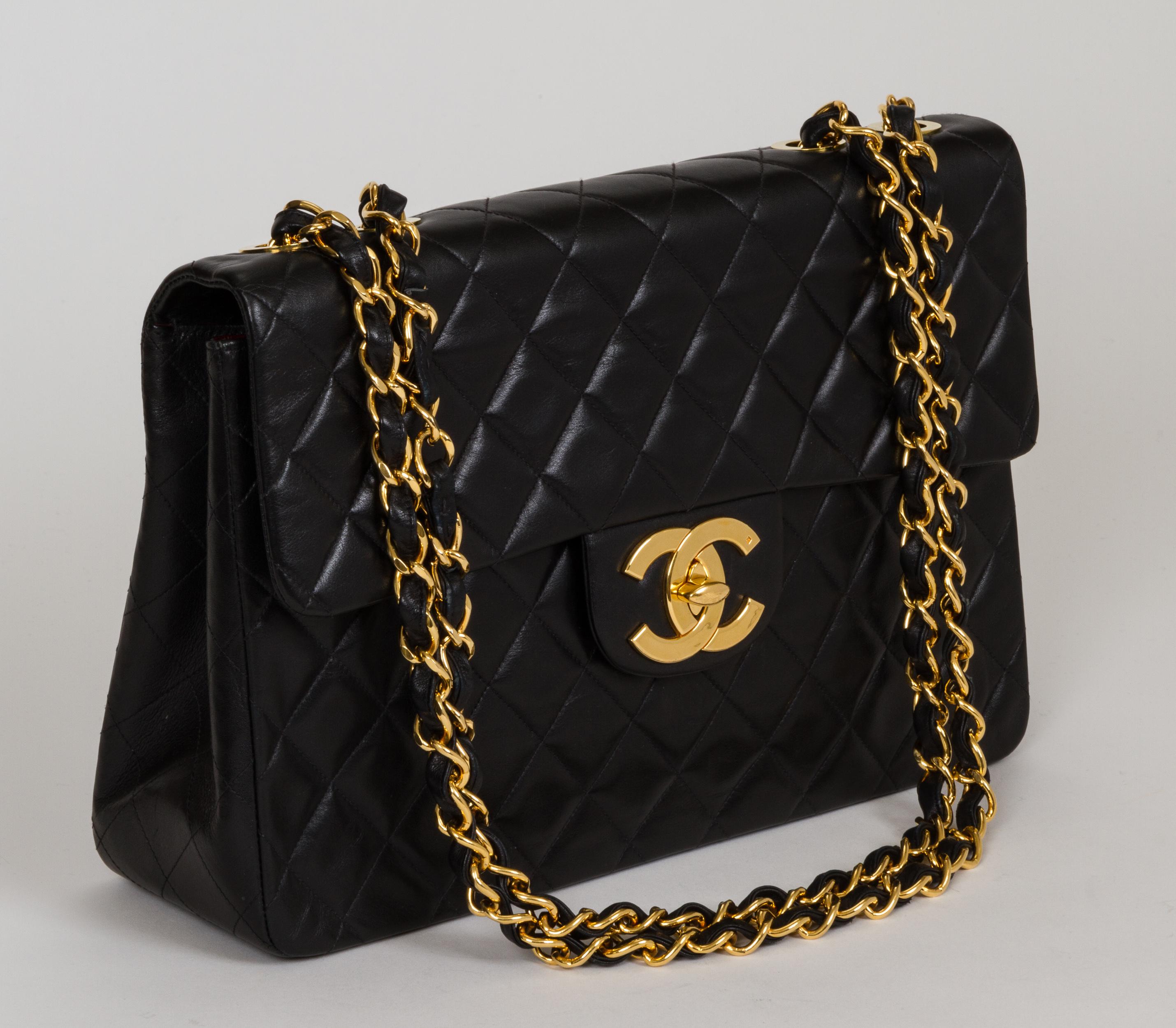 Vintage Chanel black quilted lambskin jumbo single-flap bag. Signature oversize CC logo turn-lock clap. Very good condition. Can be worn with strap long, 25