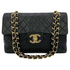 Vintage Chanel Schwarze klassische Maxi-Klappenklappe aus gestepptem Lammfell