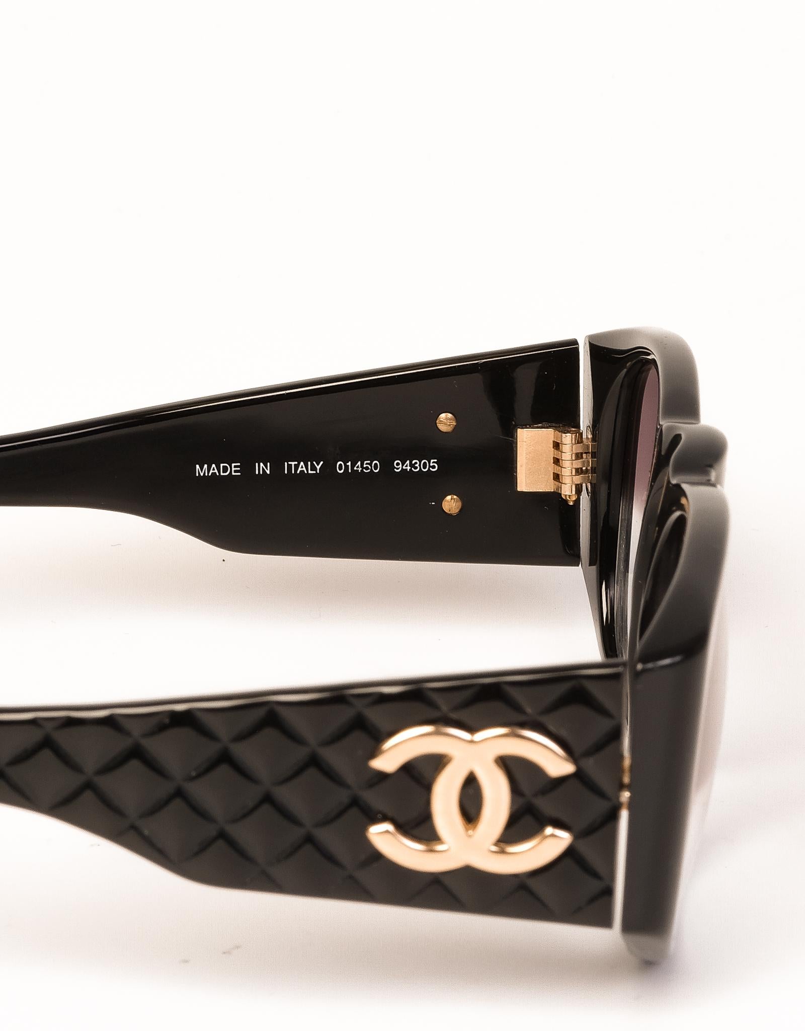 Beige Lunettes de soleil vintage Chanel noires matelassées en vente