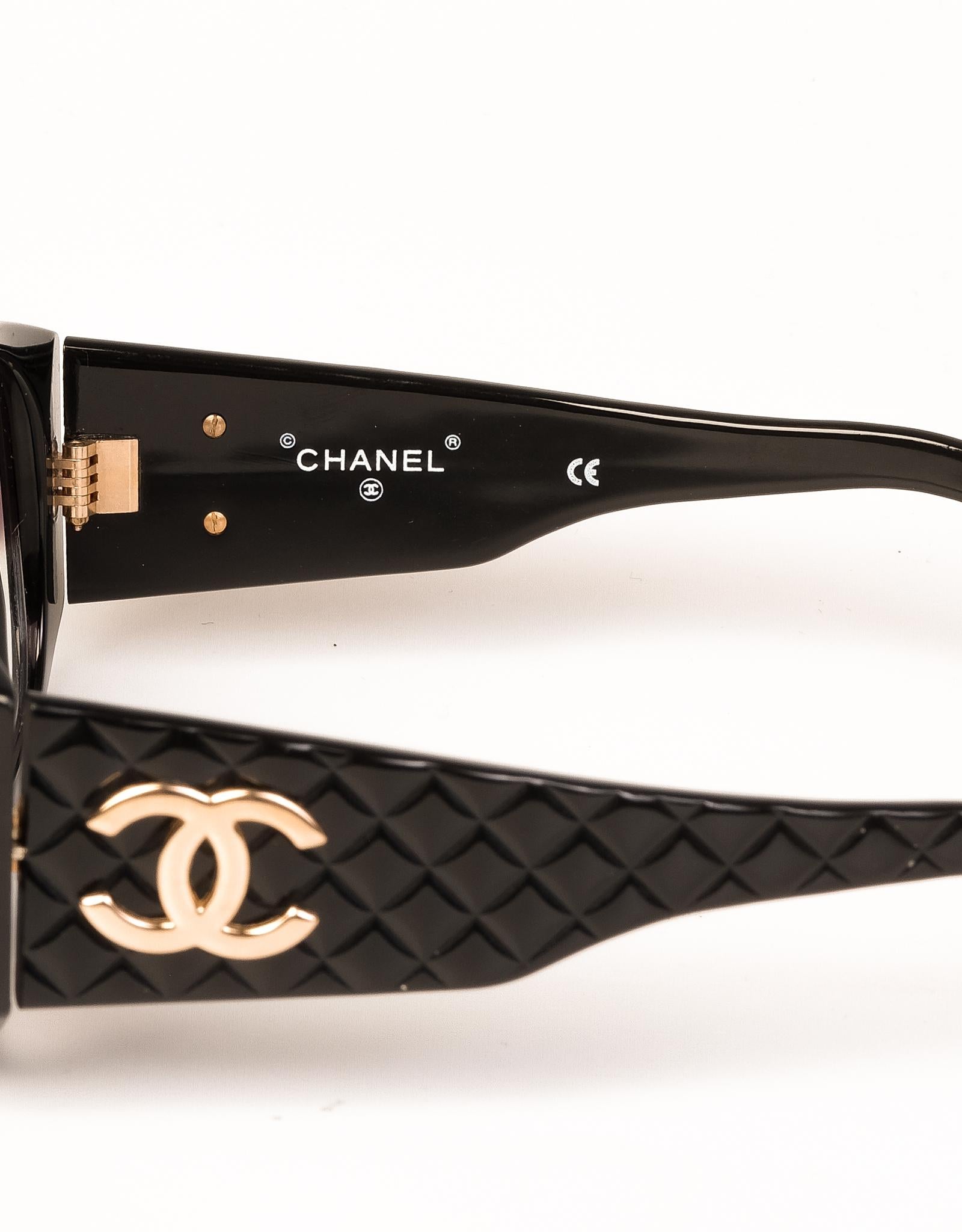 Lunettes de soleil vintage Chanel noires matelassées Excellent état - En vente à Montreal, Quebec