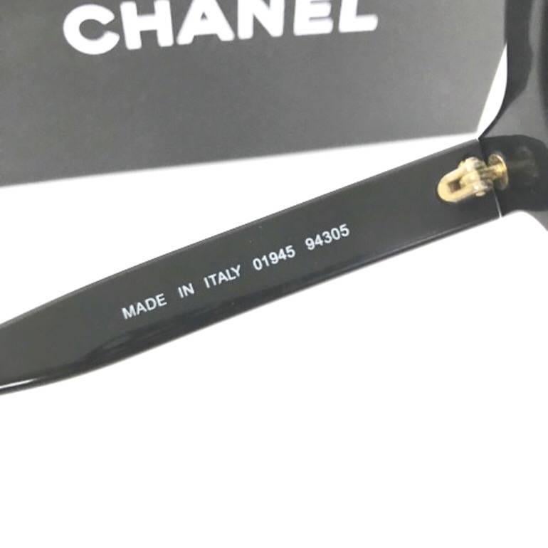 Vintage CHANEL black round frame mod sunglasses with white CHANEL PARIS print In Excellent Condition For Sale In Kashiwa, Chiba