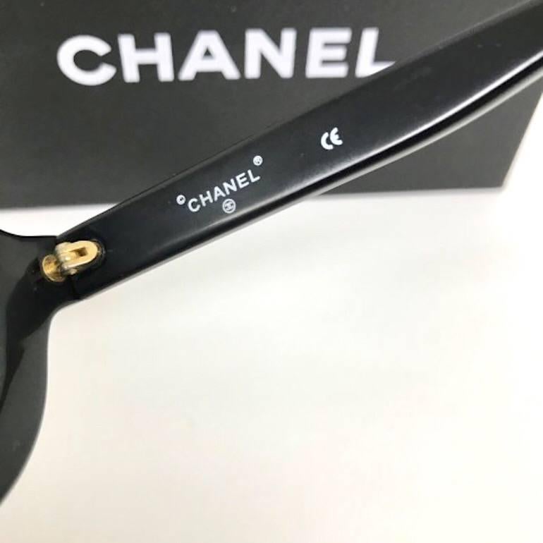 Women's or Men's Vintage CHANEL black round frame mod sunglasses with white CHANEL PARIS print For Sale