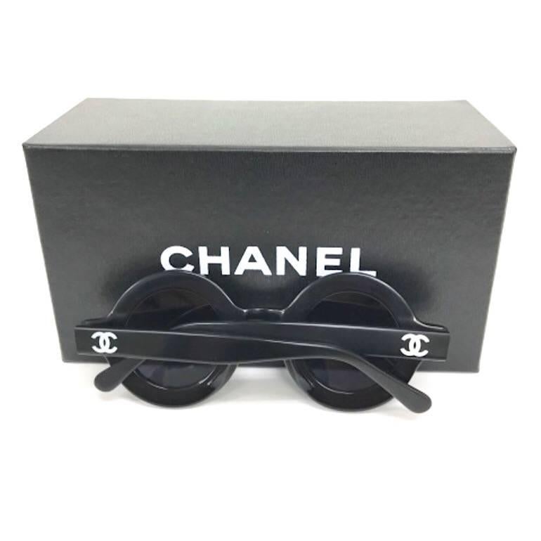 Vintage CHANEL black round frame mod sunglasses with white CHANEL PARIS print For Sale 1