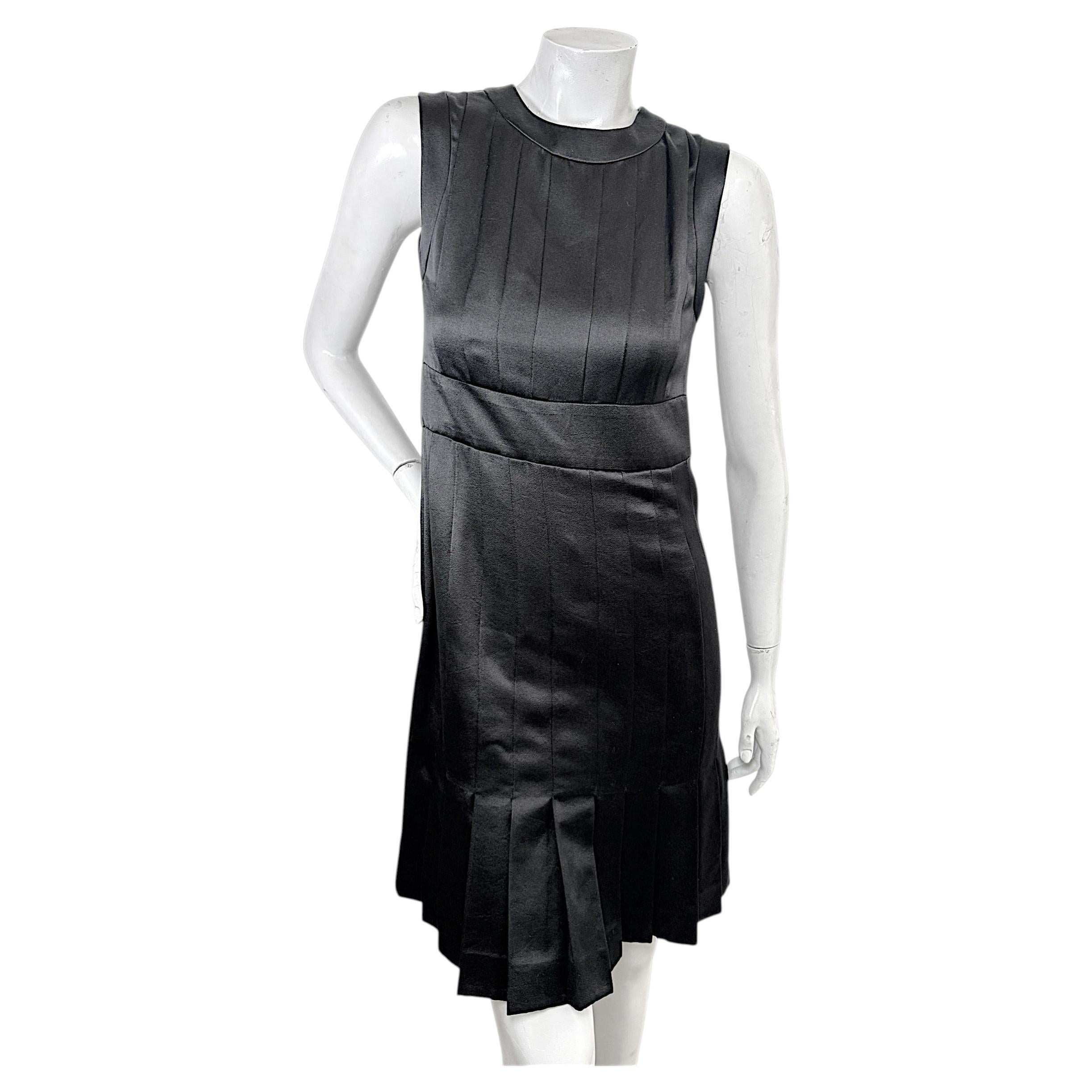 Robe vintage Chanel sans manches, en satin noir plissé, avec boutons à logo, taille 36