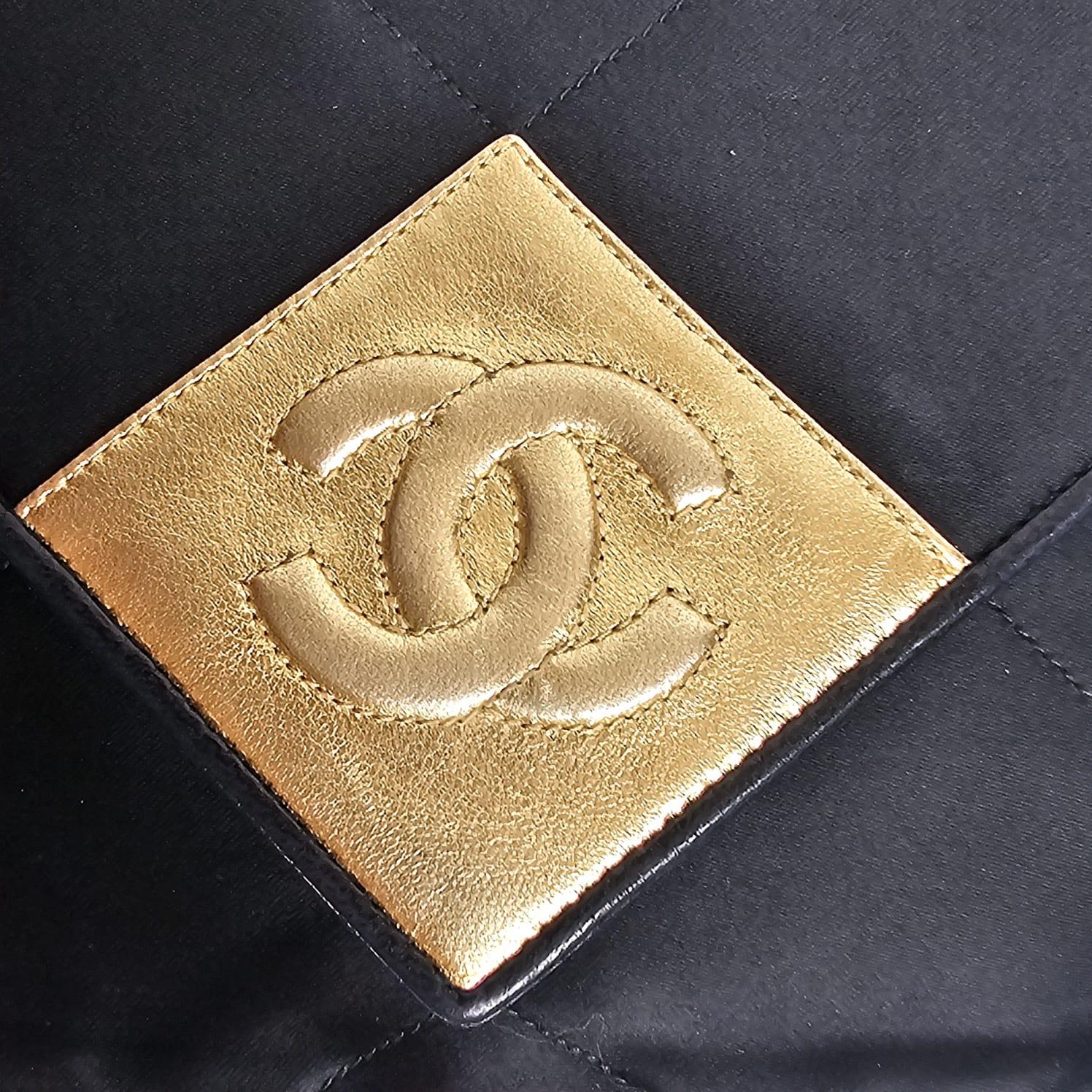 Chanel Vintage Schwarz Satin gesteppte Gold Diamant CC mit Quaste Mini-Klappentasche aus Satin im Angebot 7