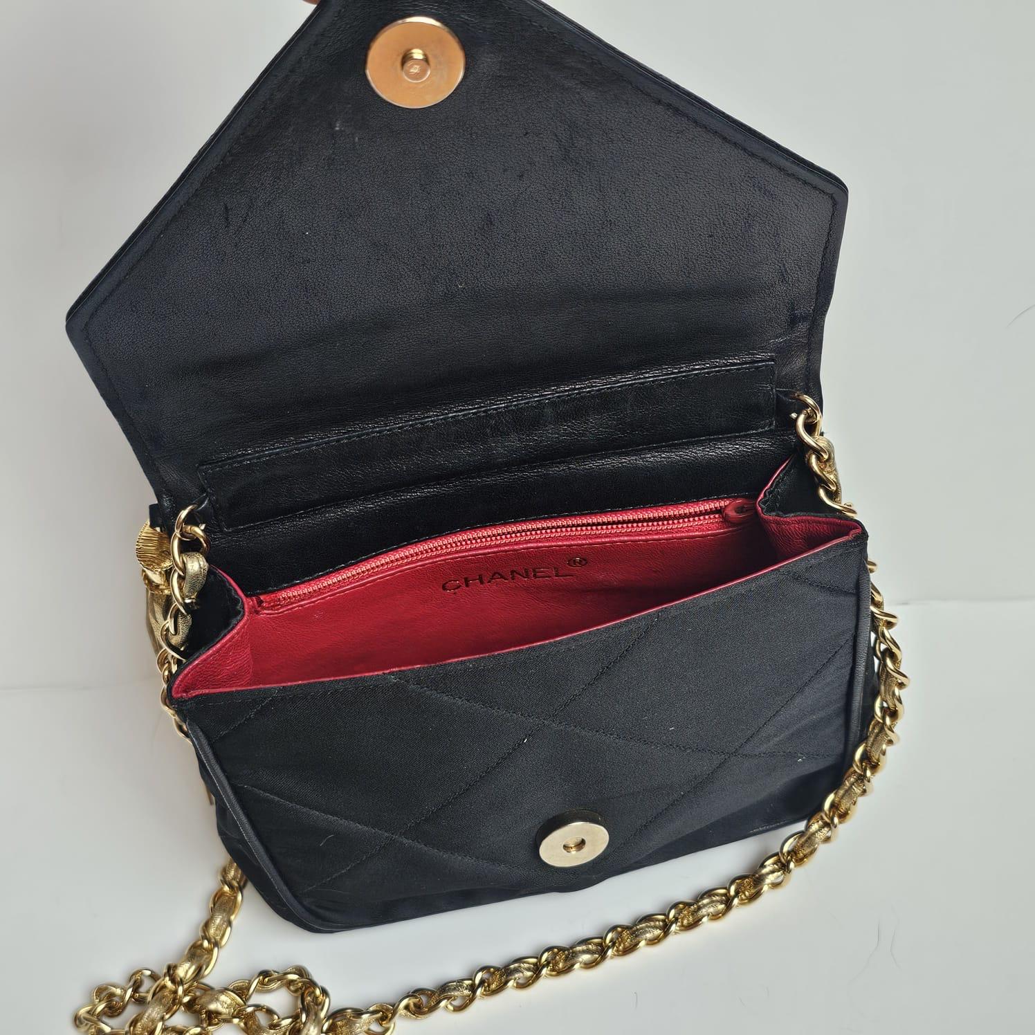 Chanel Vintage Schwarz Satin gesteppte Gold Diamant CC mit Quaste Mini-Klappentasche aus Satin im Angebot 9