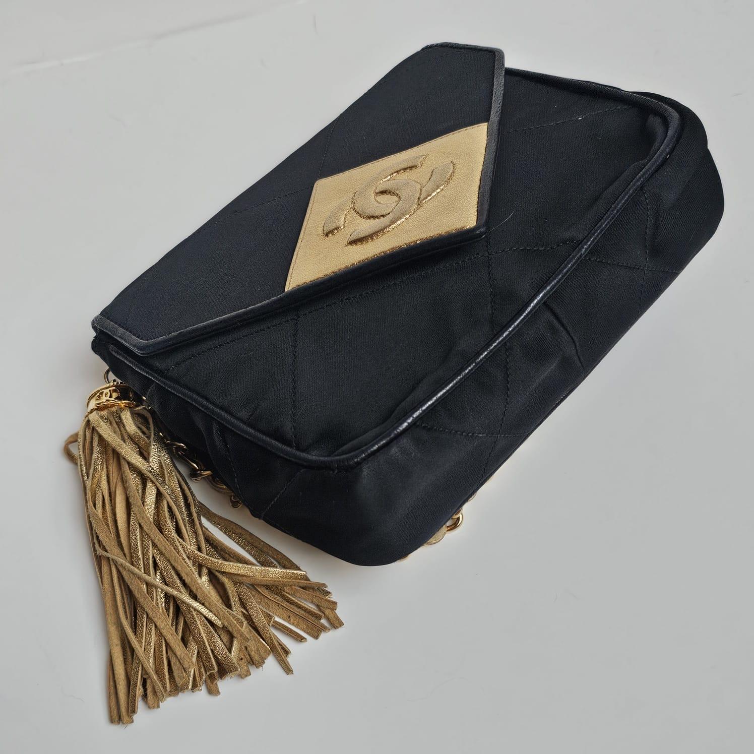 Chanel Vintage Schwarz Satin gesteppte Gold Diamant CC mit Quaste Mini-Klappentasche aus Satin im Angebot 10