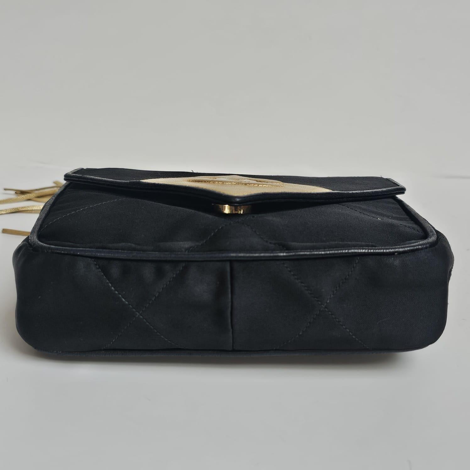 Wunderschöne Vintage-Mini-Tasche aus schwarzem Satin mit goldenen Verzierungen. Insgesamt noch in gutem Vintage-Zustand. Serie #1. Kommt wie es ist mit dem Holo intakt. Kleine Flecken auf der satinierten Oberfläche.
