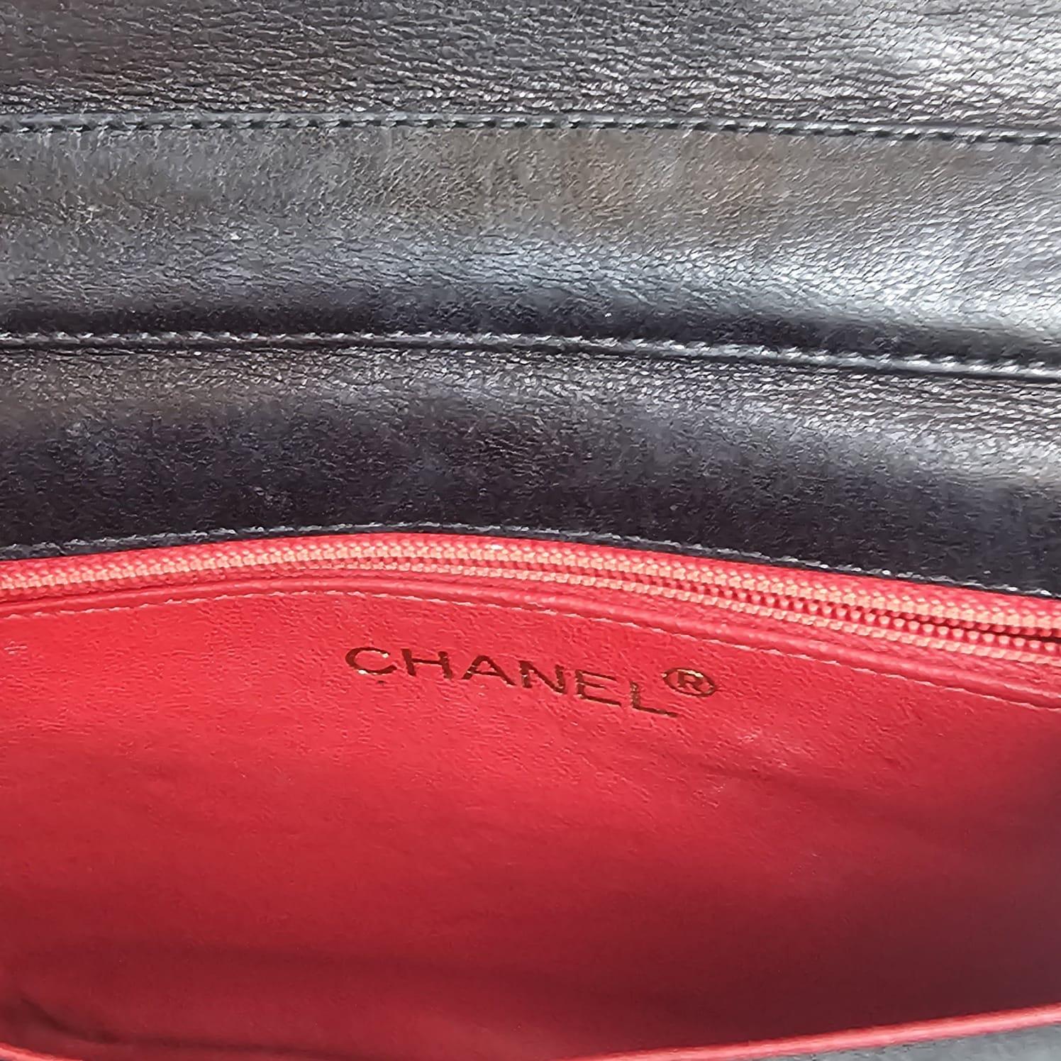 Chanel Vintage Schwarz Satin gesteppte Gold Diamant CC mit Quaste Mini-Klappentasche aus Satin im Zustand „Gut“ im Angebot in Jakarta, Daerah Khusus Ibukota Jakarta