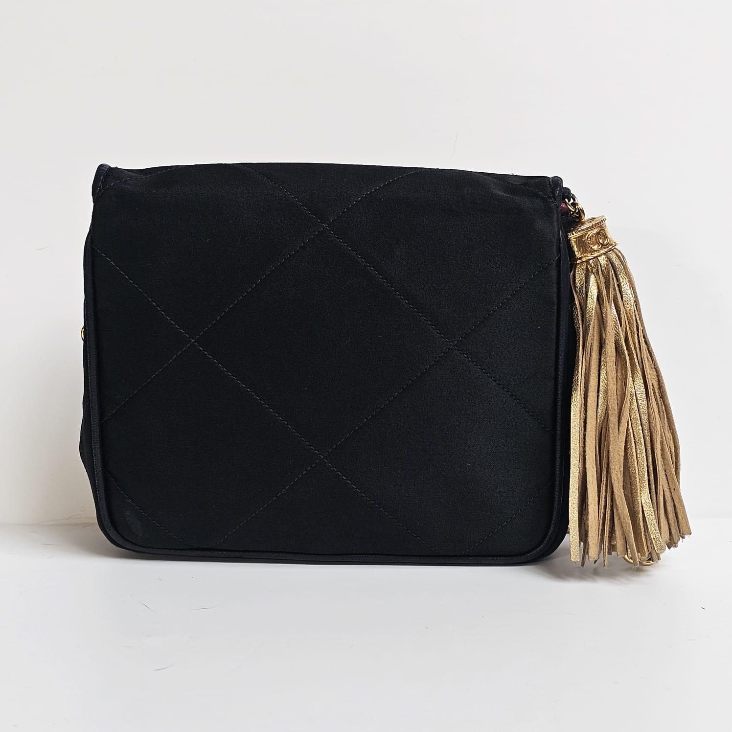 Chanel Vintage Schwarz Satin gesteppte Gold Diamant CC mit Quaste Mini-Klappentasche aus Satin im Angebot 1