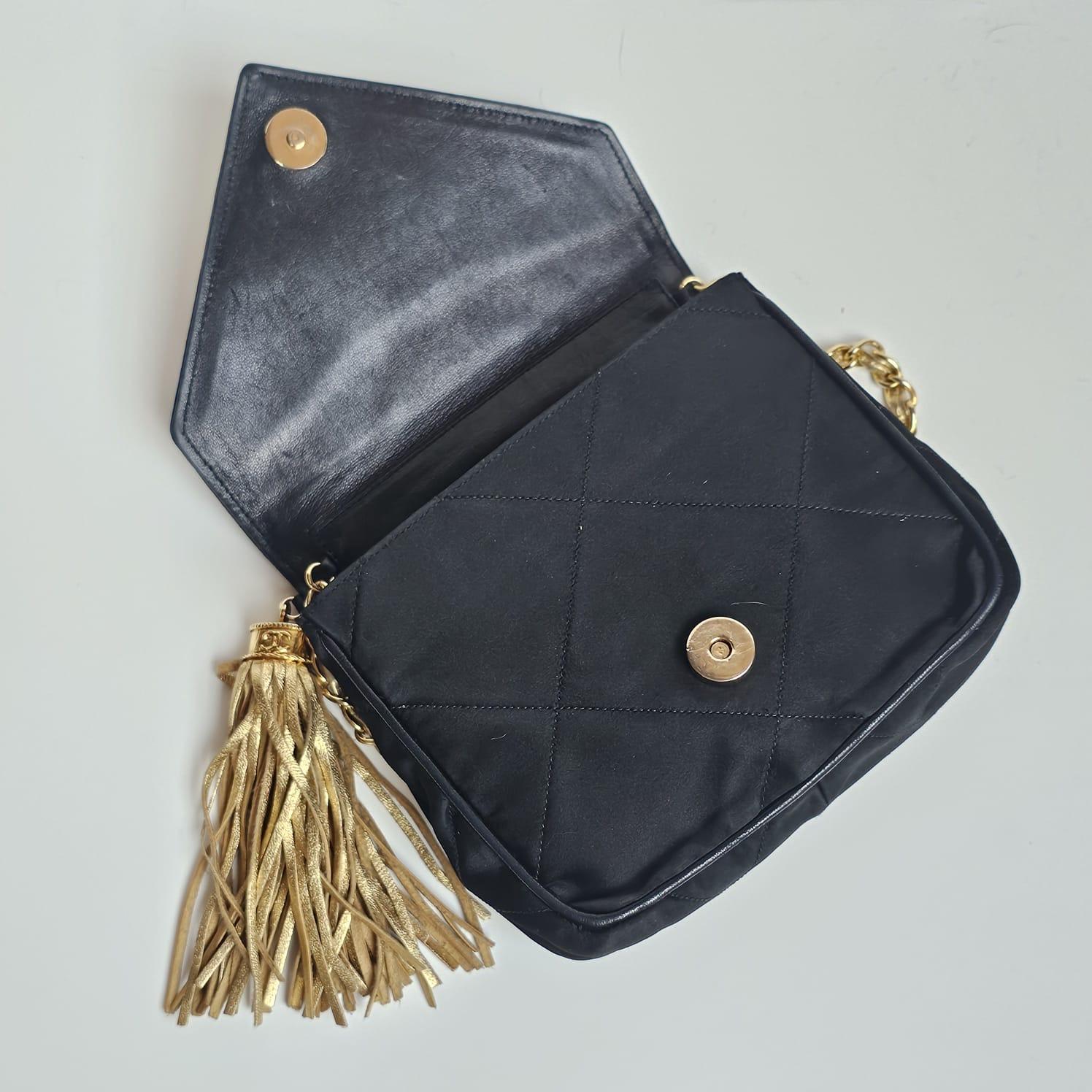 Chanel Vintage Schwarz Satin gesteppte Gold Diamant CC mit Quaste Mini-Klappentasche aus Satin im Angebot 2