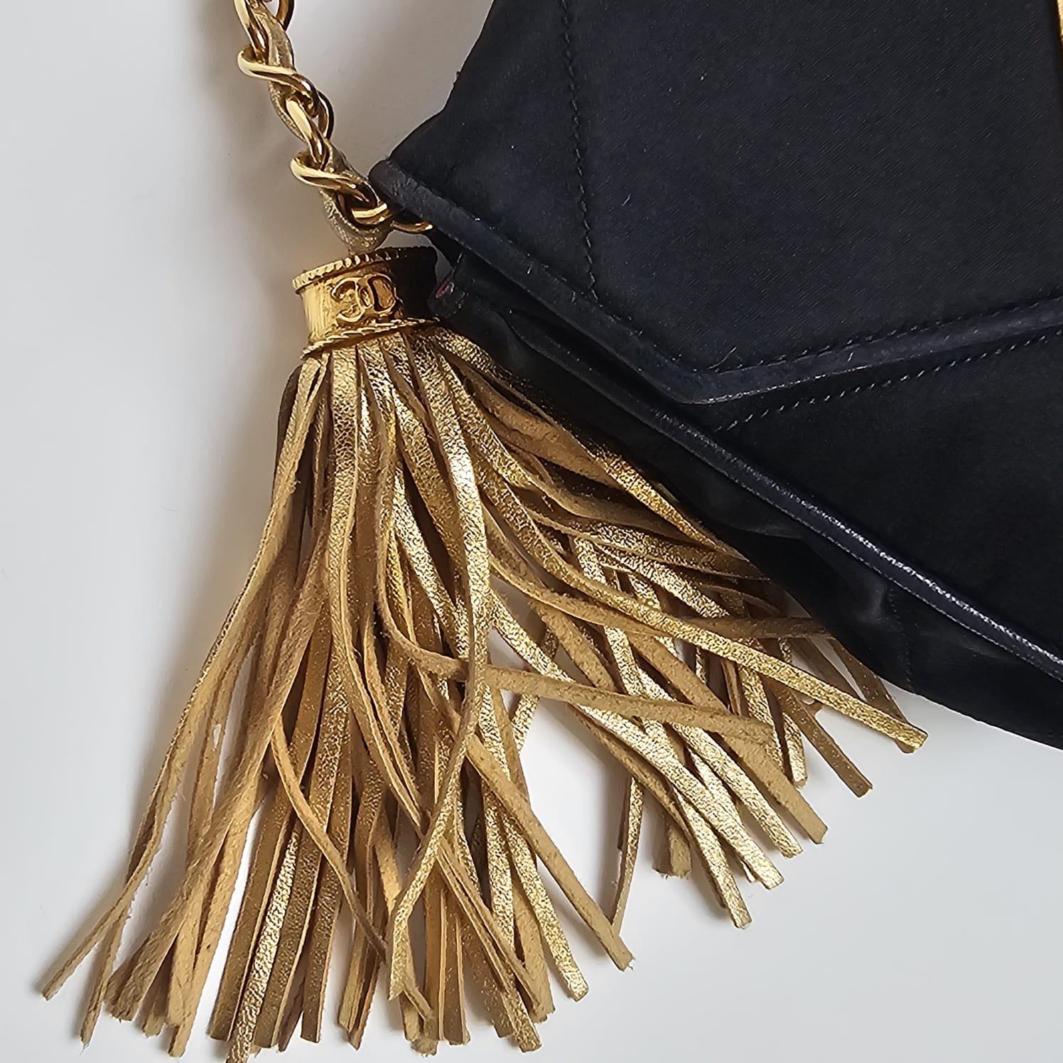 Chanel Vintage Schwarz Satin gesteppte Gold Diamant CC mit Quaste Mini-Klappentasche aus Satin im Angebot 3