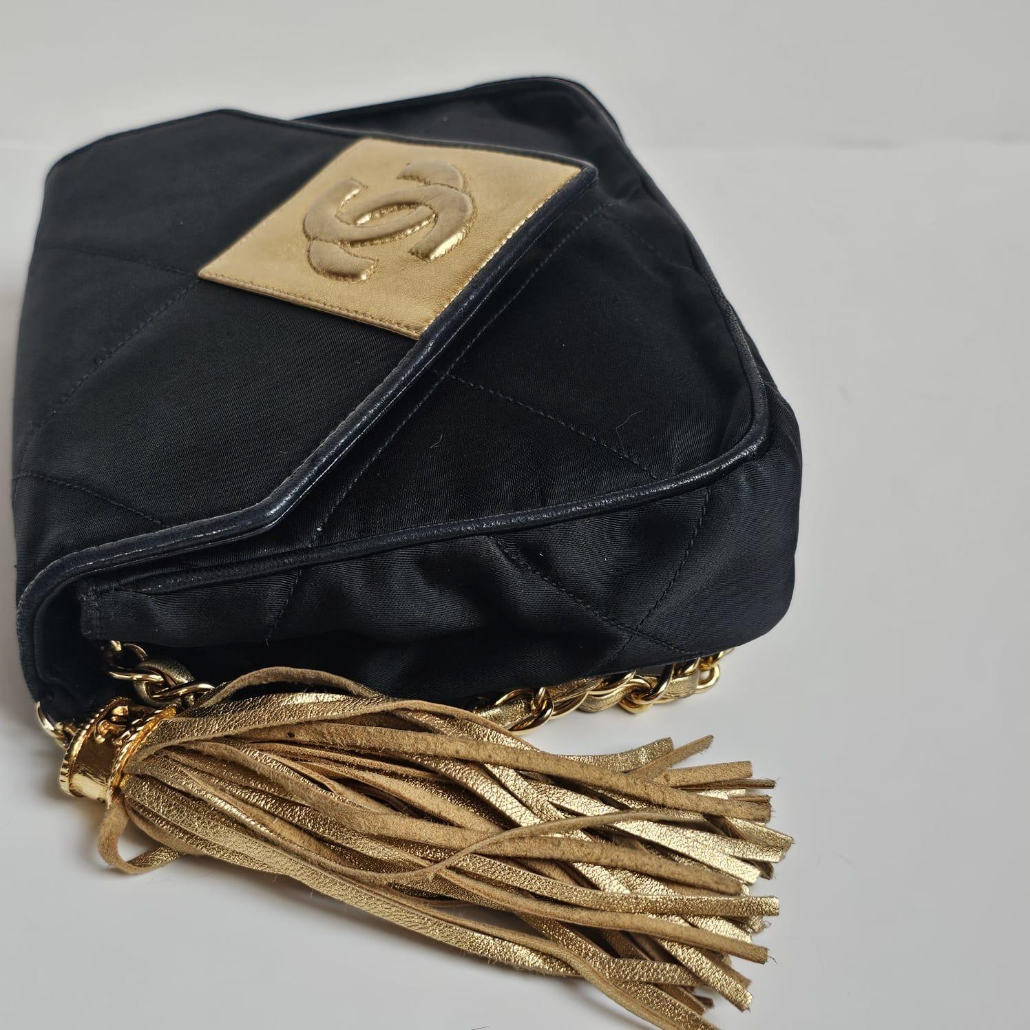 Chanel Vintage Schwarz Satin gesteppte Gold Diamant CC mit Quaste Mini-Klappentasche aus Satin im Angebot 4