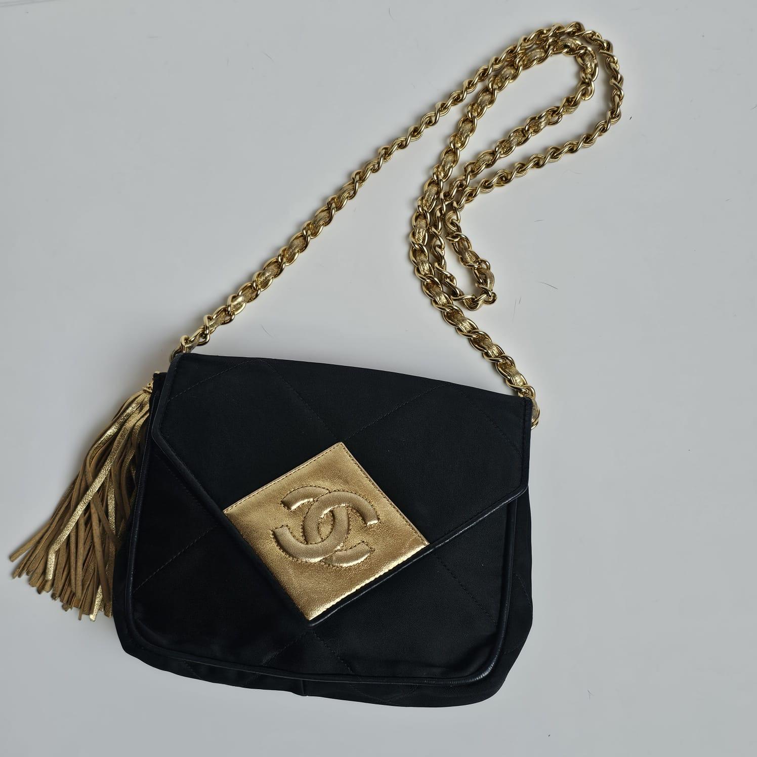 Chanel Vintage Schwarz Satin gesteppte Gold Diamant CC mit Quaste Mini-Klappentasche aus Satin im Angebot 5