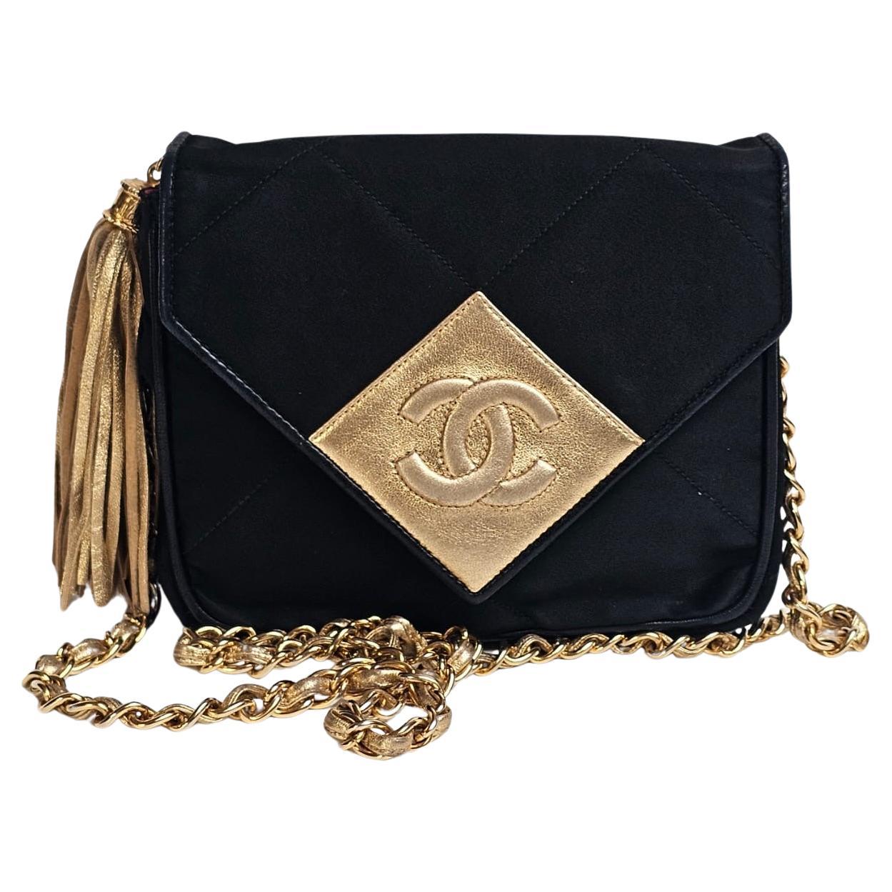 Chanel vintage in raso nero trapuntato oro diamante CC con nappe Mini Flap Bag