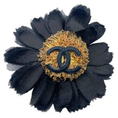 Vintage Chanel Vintage Schwarz Seide & Gold Sonnenblume CC Motiv Brosche 1980er Jahre