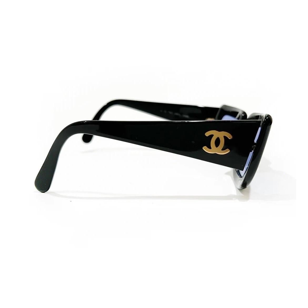 Vintage Chanel Black Sunglasses FW1995 In Good Condition For Sale In Los Angeles, CA