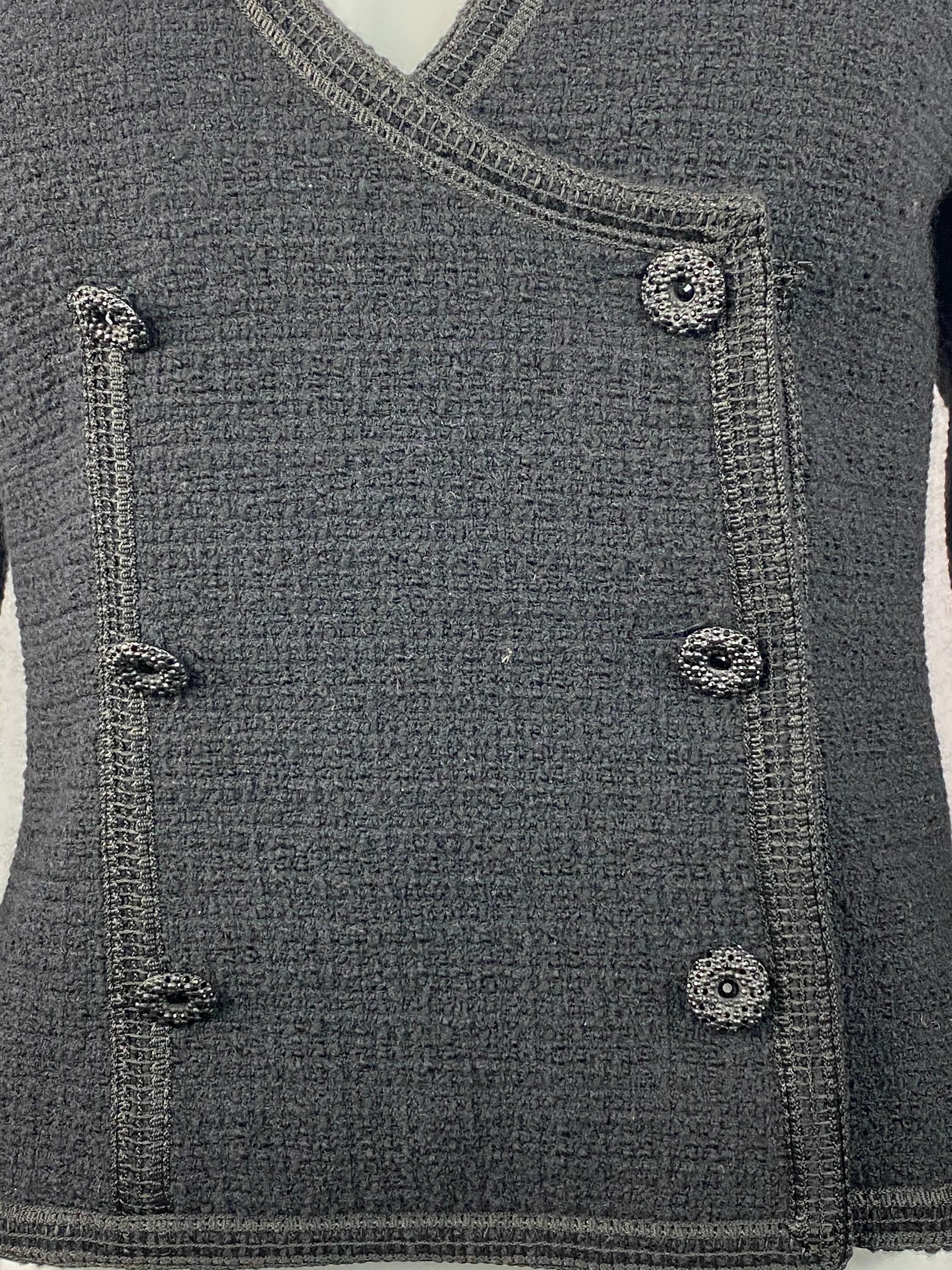 Vintage Chanel Black Tweed Blaze Jacket Size 38

Product details:
Size 38
Featuring half collar detail on the left side
V- neck
Front six buttons closure
Black Swarovski crystals on all the buttons and CC logo that is located on the left bottom