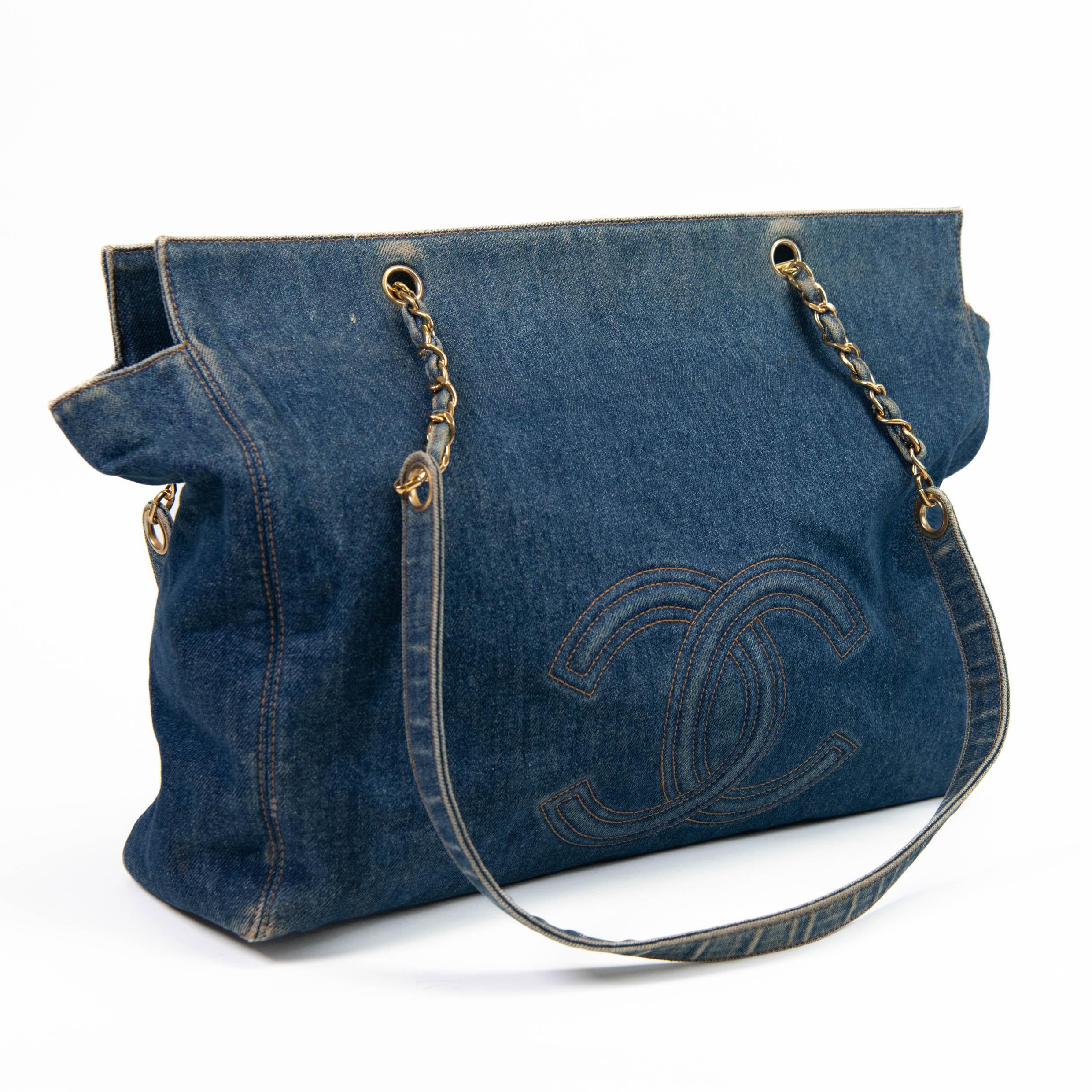 100% Authentic 

Vintage Chanel Blue Denim CC Shoulder Bag

Contact us with any Sizing Questions 

Very Good Condition- Wear to Interior and exterior Denim Please see photo

RC531206

NM10.28.24

One of the most famous fashion and handbag designers
