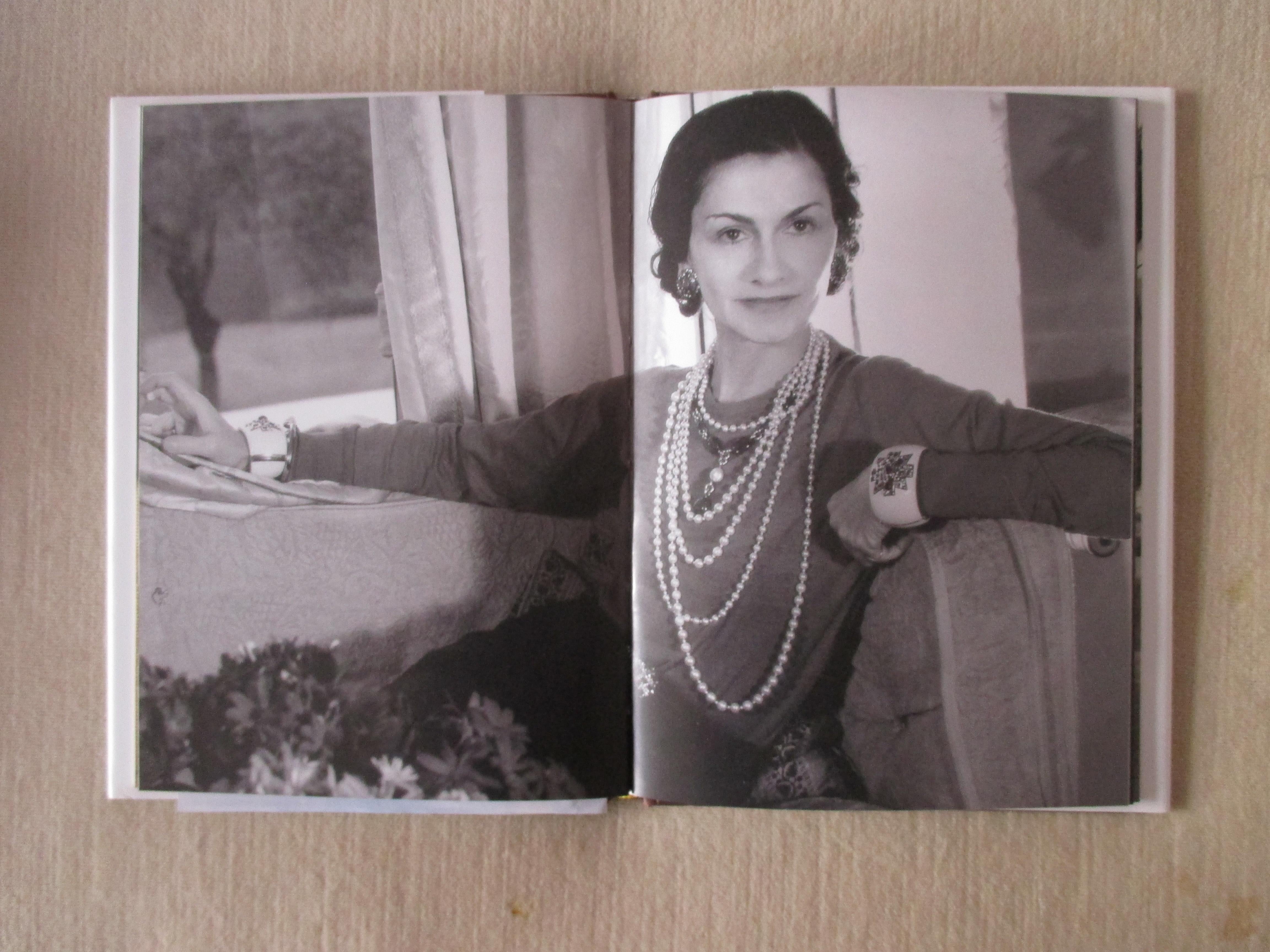 Livre vintage Chanel par Aussoline
L'une des personnalités les plus en vue de son époque:: Gabrielle Chanel a inventé un style synonyme de modernité et de chic. Elle a eu la capacité non seulement de prédire l'évolution de la mode contemporaine::