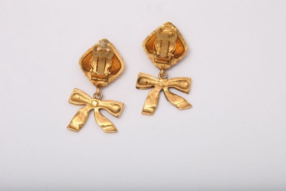 Vintage Chanel earrings with Chanel's iconic quilted details and bows.
Stamped Chanel Made in France.

Period: 1980s
Specifications: Height: 1.9, Width: 0.9 inches