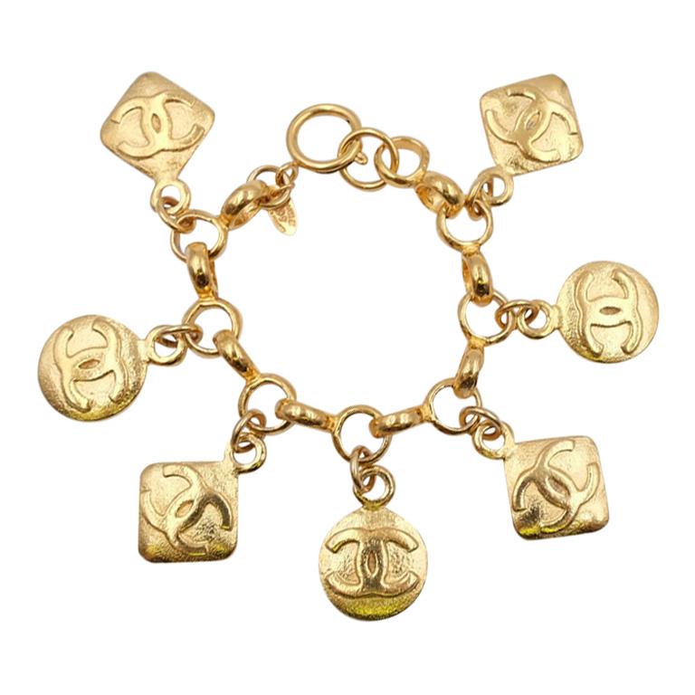 CHANEL vintage chain and medal bracelet in gilt metal  VALOIS VINTAGE PARIS