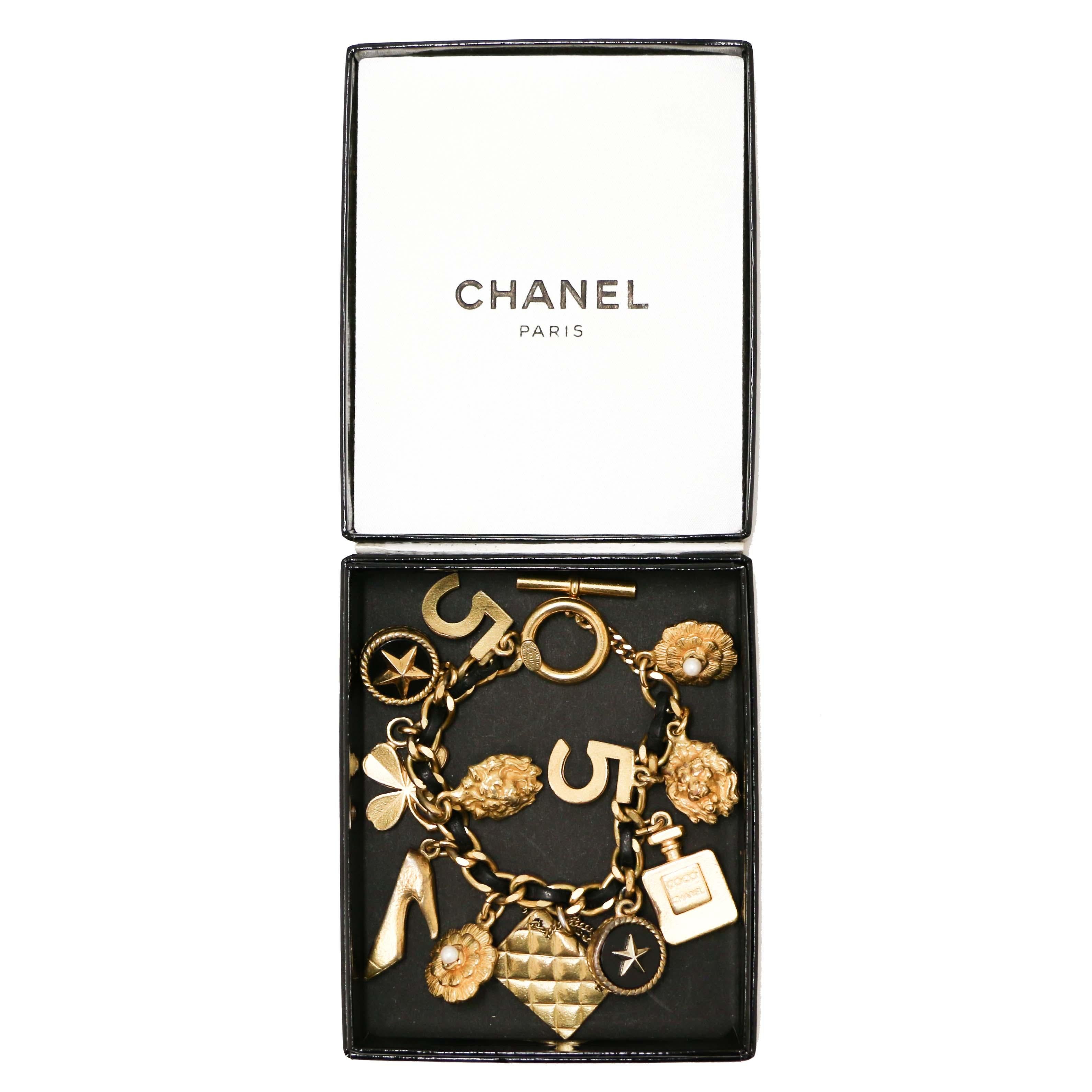 CHANEL Vintage-Armband Coco Charms im Angebot 1