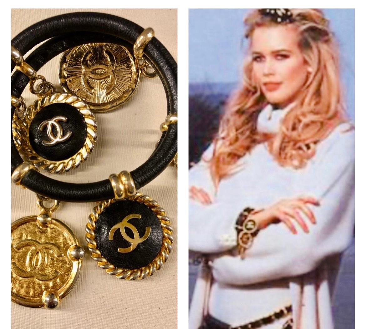 Bracelet with CC charm in black vintage Chanel leather. Worn by Claudia Schiffer.
CC Charm bracelet in black Chanel Paris Runway leather from the 90s in excellent condition. Collector's item! Approximate measurements: internal length 7.5