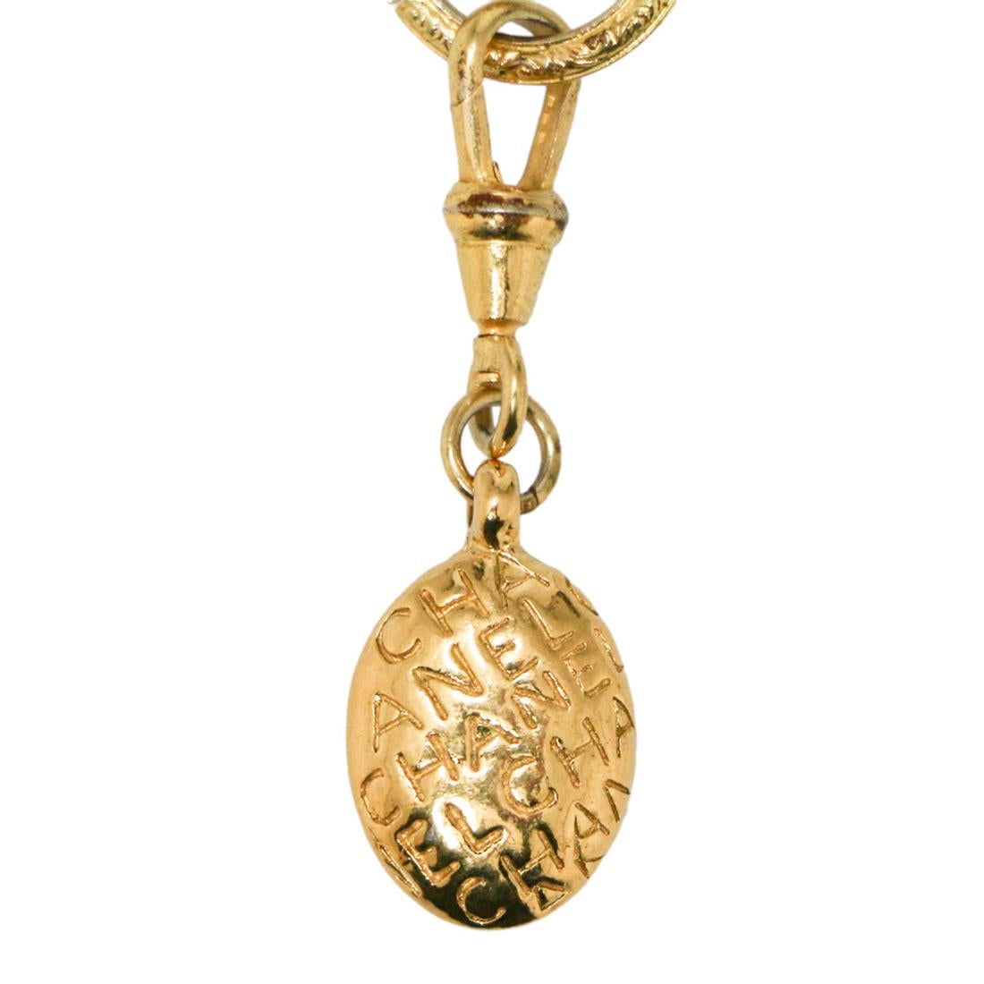 Wunderschönes Vintage-Goldarmband von Chanel, dreifacher Strang

Zustand: sehr gut
Hergestellt in Frankreich
Modell: dreifach gestreifter Armreif
MATERIAL: Metall
Farbe: gold
Abmessungen: Maximale Breite des Handgelenks 18 cm
Stempel: ja
Jahr: