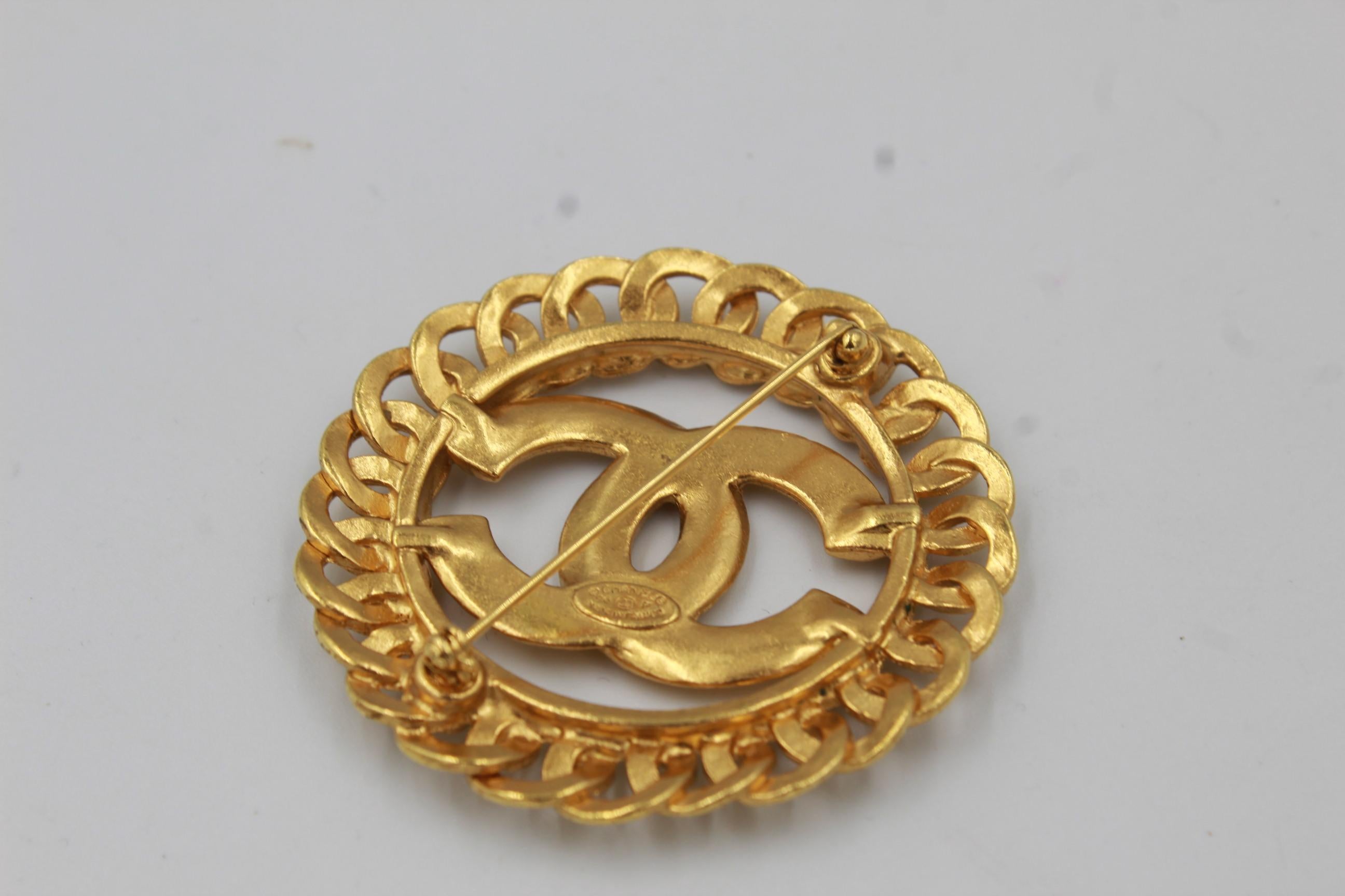 Vintage Chanel broche, double « C » in Gold metal.
Double « C », with a 